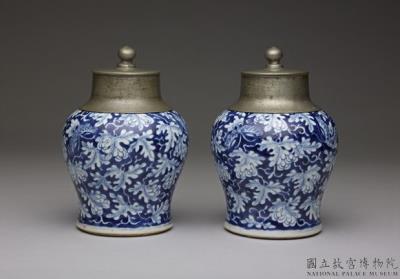 图片[3]-Covered jar in underglaze blue with flowers and butterflies decor, Qing dynasty (1644-1911)-China Archive